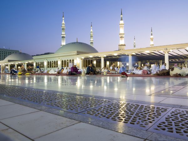 کعبه مسجدالحرام در مکه با جمعیت مسلمان زائران حج در حال اقامه نماز جدیدترین و بسیار کمیاب ترین تصاویر از مقدس ترین مسجد پس از آخرین تعریض 2013-3014
