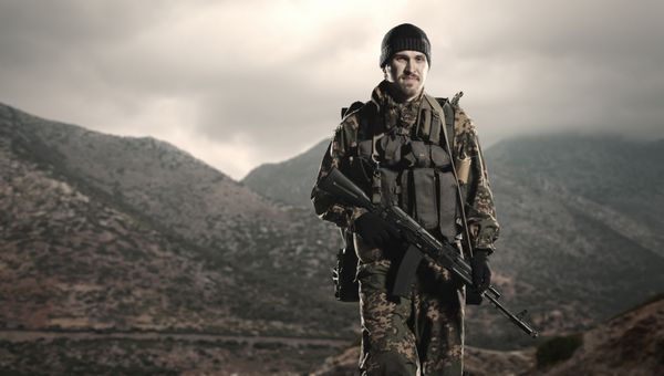 سرباز روسی با تفنگ گام در برابر کوه ها
