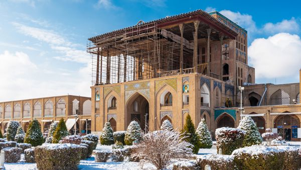 کاخ عالی قاپو کاخ بزرگی در اصفهان ایران در کنار میدان نقش جهان میراث جهانی یونسکو نیز به ثبت رسیده است