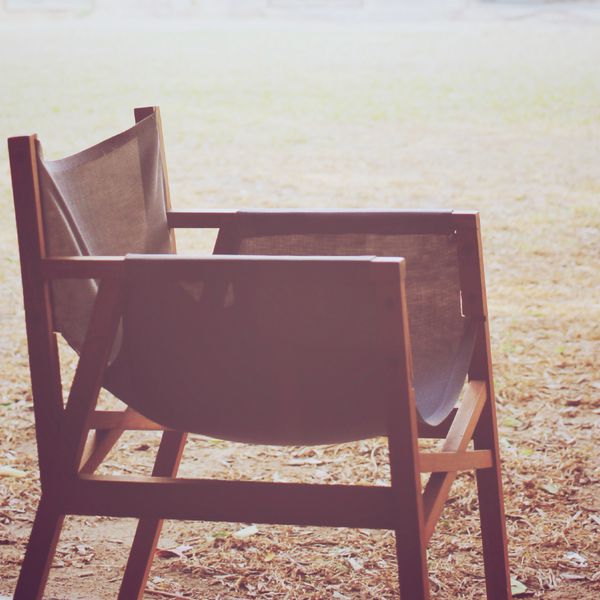 صندلی چوبی مدرن در باغ با جلوه فیلتر رترو