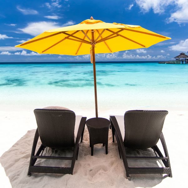 چتر و صندلی خورشیدی در ساحل کارائیب