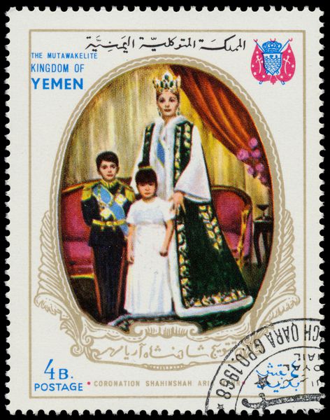 یمن - حدود 1968 تمبر چاپ شده توسط یمن بیستمین سالگرد تاجگذاری شاهنشاه و شهبانو ایران را نشان می دهد در حدود 1968