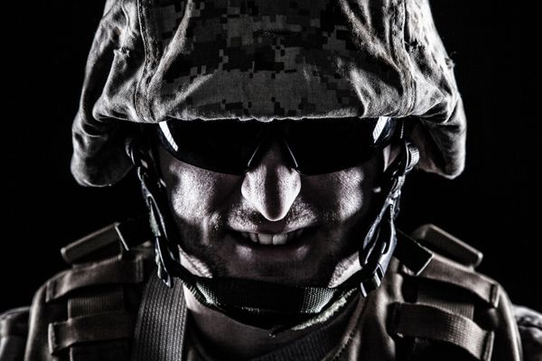 عکسی از صورت تفنگداران دریایی ایالات متحده با پوزخند روی صورتش
