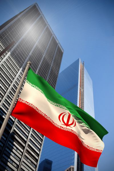 پرچم ملی ایران در مقابل نمای کم ارتفاع آسمان‌خراش‌ها