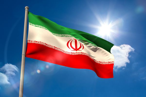 پرچم ملی ایران در زمینه آسمان آبی