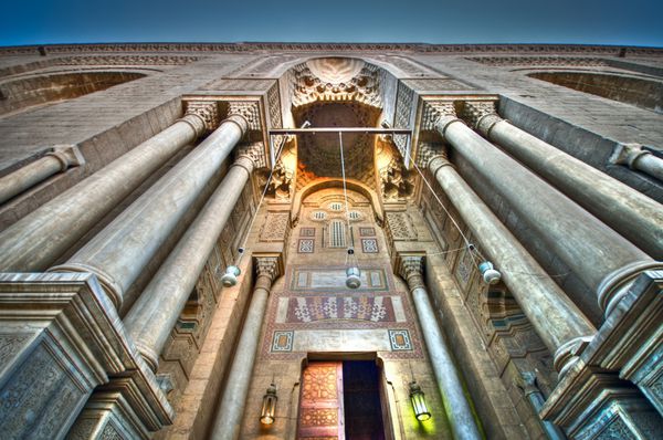 نمای وسیع برای مسجد قدیمی یکی از بزرگترین و قدیمی ترین مساجد در قاهره و جهان