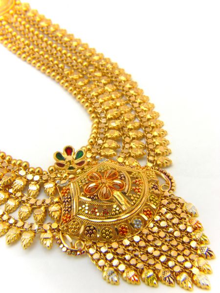 تصویری که گردنبند طلایی هندی را در پس‌زمینه سفید جدا شده نشان می‌دهد