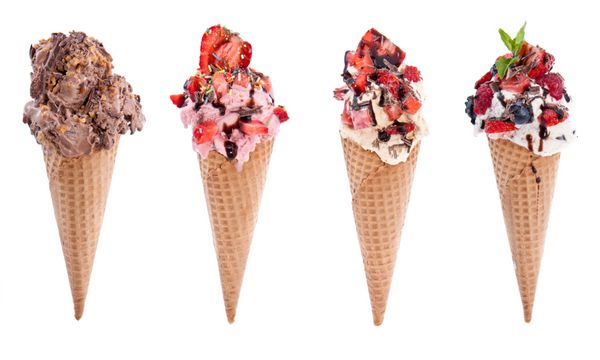 انواع مختلف بستنی در وافل ایزوله شده روی پس زمینه سفید که روی آن میوه های تازه و شربت قرار دارد