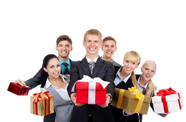 گروه بازرگانان جعبه هدیه با پاپیون روبانی را در دست دارند تاجران جوان کنار هم ایستاده اند و لبخند شادی هدیه بسته بندی شده پرتره ایزوله شده روی پس زمینه سفید