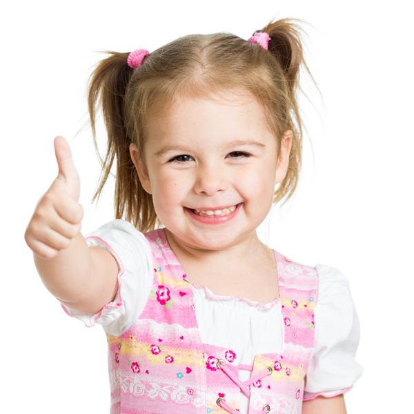 دختر بچه شاد با دستان شست بالا