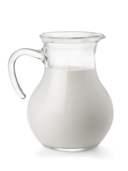 کوزه شیشه ای شیر تازه جدا شده روی سفید