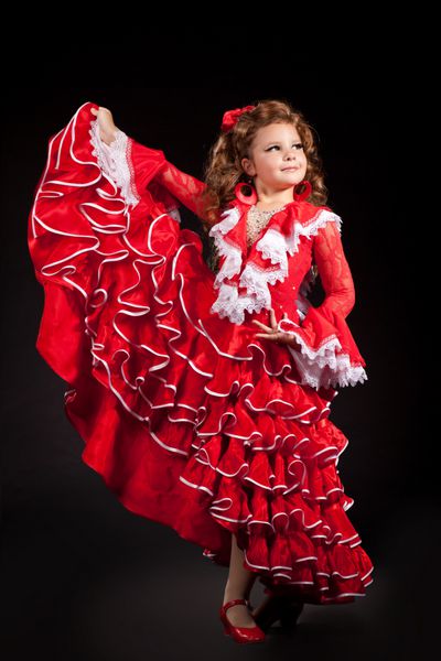 دختر بچه نوپا در حال رقص فلامنکو با لباس قرمز سنتی اسپانیایی کودک شایان ستایش از اندلس با موهای مجعد در حال رقص کولی پرتره کودک هنرمند در لباس رقص شکم کارناوال
