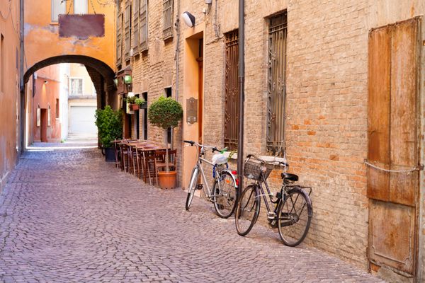 خیابان قرون وسطایی سنگی کوچک قدیمی در مرکز تاریخی فرارا ایتالیا