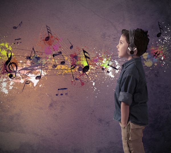 مفهوم پسر جوان در حال گوش دادن به موسیقی