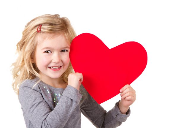 دختر کوچکی که قلب قرمز در دست دارد نمای نزدیک جدا شده روی سفید