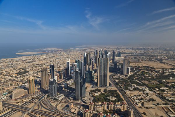 دبی امارات - 6 ژانویه آسمان خراش ها در جاده شیخ زاید در 6 ژانویه 2013 در دبی امارات متحده عربی نمایی از مرکز شهر دبی از ارتفاع برج خلیفه