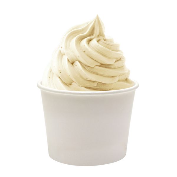 لیوان کاغذی خالی با بستنی نرم وانیلی در زمینه سفید