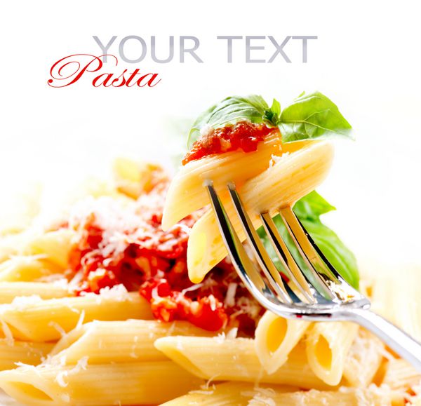 پاستا پاستا پنه با سس بولونی پنیر پارمزان و ریحان روی چنگال غذاهای ایتالیایی غذای مدیترانه ای