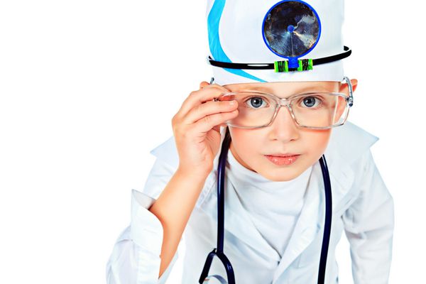 پرتره پسر ناز در حال بازی دکتر با گوشی پزشکی جدا شده روی سفید