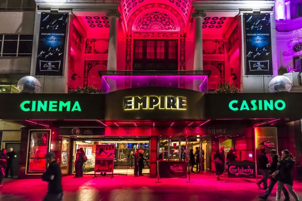 لندن - 17 مارس Empire یک سینمای بزرگ در ضلع شمالی میدان لستر در شهر وست مینستر لندن در شب 17 مارس 2013 در لندن انگلستان است امپراتوری در سال 1884 توسط توماس وریتی ساخته شد