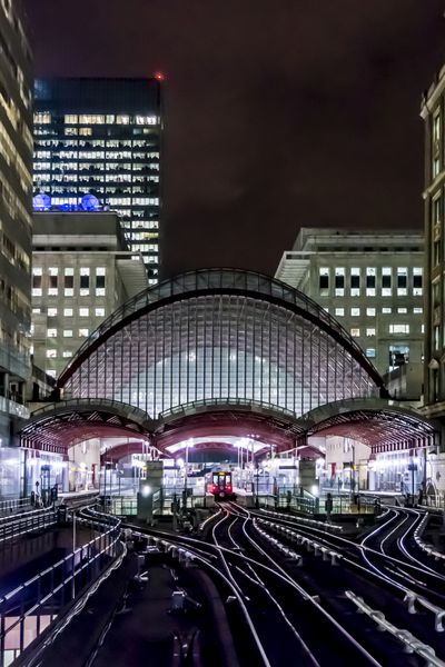 لندن بریتانیا - 17 مارس Canary Wharf DLR راه آهن سبک Docklands در 17 مارس 2013 در لندن انگلستان این ایستگاه سالانه بیش از 40 میلیون نفر از آن عبور می کنند که آن را به یکی از شلوغ ترین ایستگاه ها تبدیل می کند