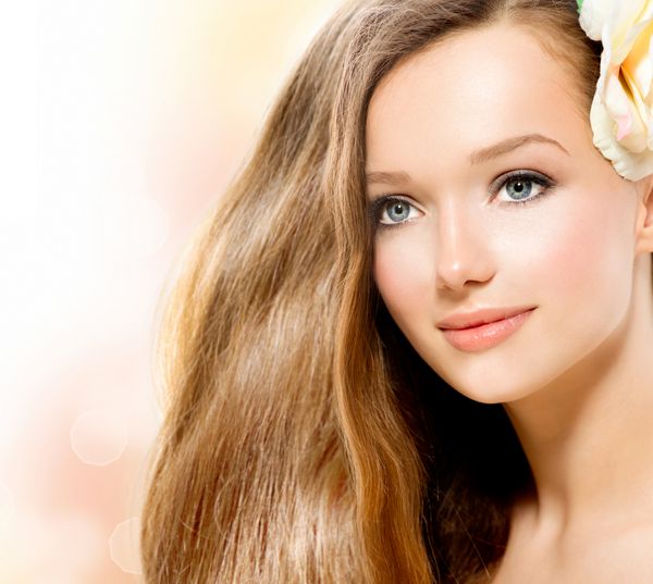 دختر زیبایی صورت مدل زیبا موهای بلند سالم و پوست شفاف جوانان جدا شده بر روی پس زمینه سفید مفهوم مراقبت از پوست