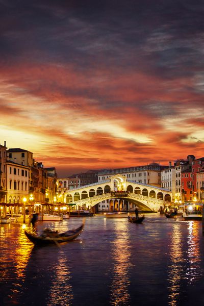 پونته ریالتو و گوندولا در غروب آفتاب در ونیز ایتالیا جهت منظره نیز موجود است