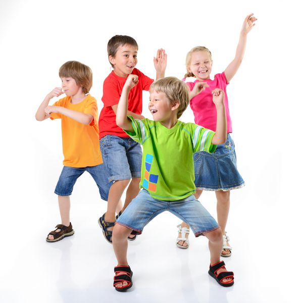 کودکان شاد در حال رقصیدن بر روی زمینه سفید زندگی سالم با هم بودن کودکان و مفهوم شادی