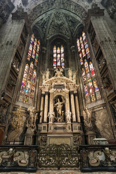 نمای داخلی کلیسای Duomo در میلان ایتالیا