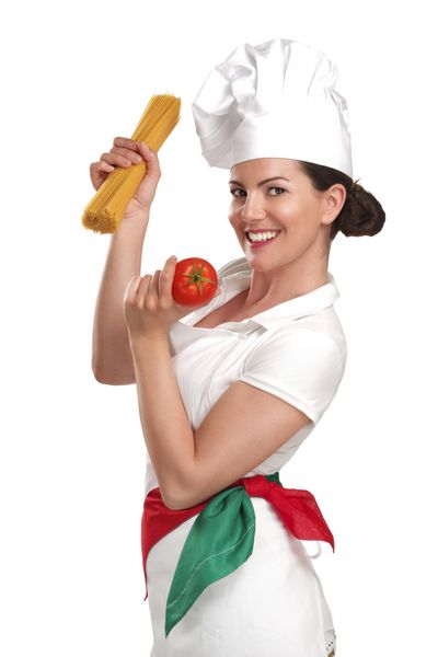 زن جوان آشپزی که مواد غذایی ایتالیایی را روی سفید نشان می دهد