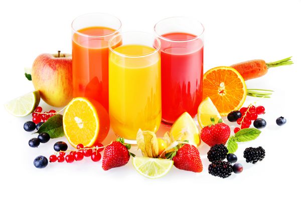لیوان‌های رنگارنگ نوشیدنی‌های تازه سالم از میوه‌ها و سبزیجات مایع شده با مجموعه‌ای از میوه‌های تازه رنگارنگ در اطراف لیوان‌ها در زمینه سفید