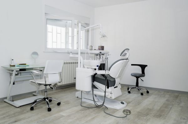 مطب دندانپزشکی با صندلی دندانپزشکی