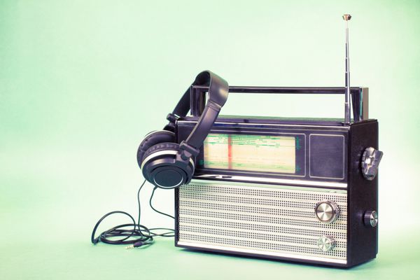 رادیو و هدفون رترو در پس زمینه سبز نعنایی