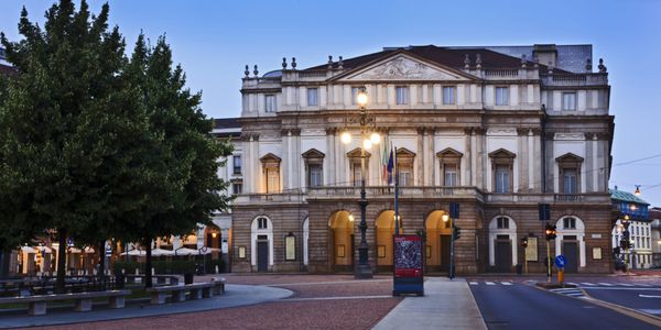 ساختمان شاخص شهر میلان ایتالیا نمای نما اپرا لا اسکالا در خانه نئوکلاسیک با نور طلوع خورشید