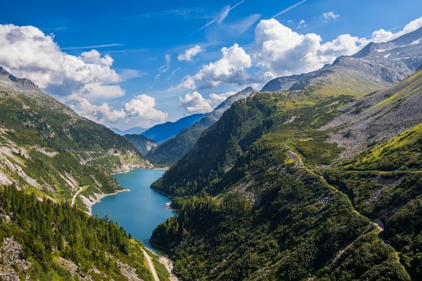 جاده کوهستانی در سد در دره رودخانه مالت اتریش