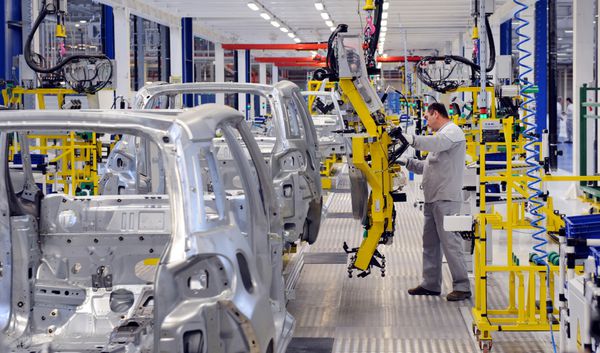 KRAGUJEVAC صربستان - حدود آوریل 2012 کارگران در کارخانه Fiat Cars Serbia حدودا آوریل 2012 در کراگویواچ خودروها را مونتاژ می کنند