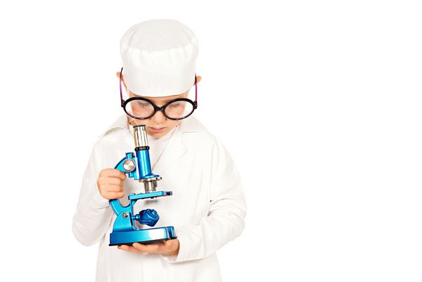 پرتره یک پسر خندان زیبا که با میکروسکوپ یک دکتر را بازی می کند مشاغل مختلف جدا شده روی سفید