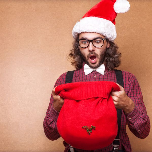 پسری که یک هدیه جادویی در دست دارد و از نظر احساسی کریسمس را شاد می کند