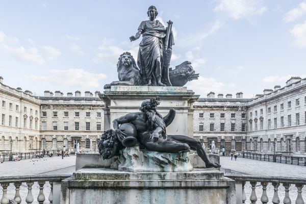 مجسمه جورج سوم با خدای رودخانه 1789 سامرست هاوس - ساختمان بزرگ نئوکلاسیک طراحی سر ویلیام چمبرز 1776 در مرکز لندن سامرست هاوس - یکی از مراکز فرهنگی مهم در لندن