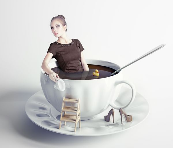 زن زیبای کوچک در فنجان قهوه حمام می کند مفهوم خلاقانه