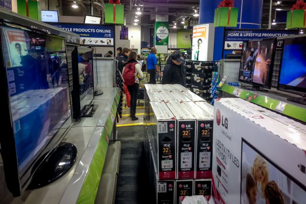 تورنتو - 29 نوامبر مشتریان معاملات جمعه سیاه را در فروشگاه در 29 نوامبر 2013 در تورنتو کانادا بررسی می کنند