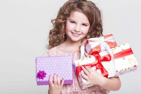 دختر کوچولوی ناز با جعبه هدیه تولد کودک شاد با هدیه هدایایی برای دختر بچه های جذاب