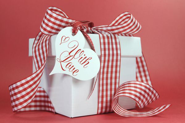 هدیه چک قرمز و سفید روی پس‌زمینه قرمز و برچسب هدیه قلب عشق با عشق پیام برای ولنتاین تولد کریسمس عید پاک یا هدیه روز مادر