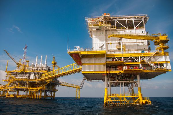 سکوی نفت و گاز در خلیج یا دریا انرژی جهان ساخت و ساز نفت و دکل دریایی Platfo rm برای تولید نفت و گاز