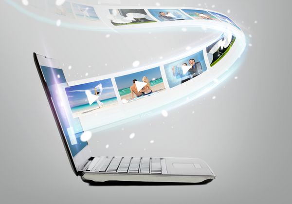 فناوری اینترنت و مفهوم ویدئو - لپ تاپ کامپیوتر با ویدئو روی صفحه
