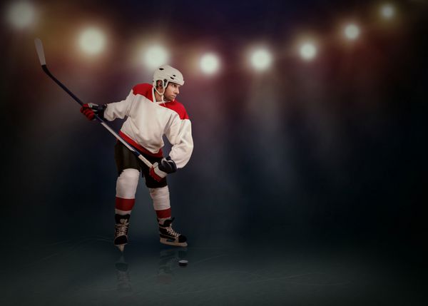 بازیکن هاکی روی یخ آماده برای گرفتن عکس فوری