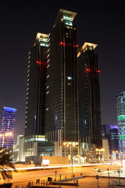 دوحه قطر - 16 دسامبر آسمان خراش ها در مرکز شهر دوحه منطقه الدفنه در شب 16 دسامبر 2013 در دوحه قطر خاورمیانه
