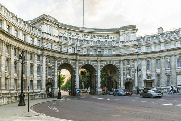 نمایی از طاق دریاسالاری بین The Mall و میدان ترافالگار در غروب آفتاب لندن انگلستان Admiralty Arch توسط سر استون وب طراحی شد که توسط جان مولم ساخته شد و در سال 1912 تکمیل شد