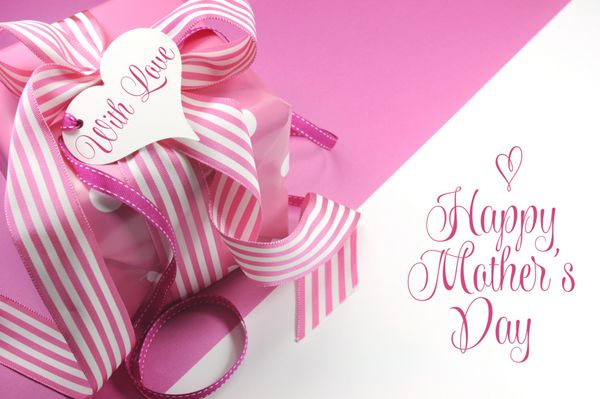 هدیه ای زیبا در زمینه صورتی و سفید با نمونه متن و فضای کپی برای متن شما در اینجا برای روز مادر روز جهانی زن تولد زن عروسی یا هدیه عاشقانه عاشقانه