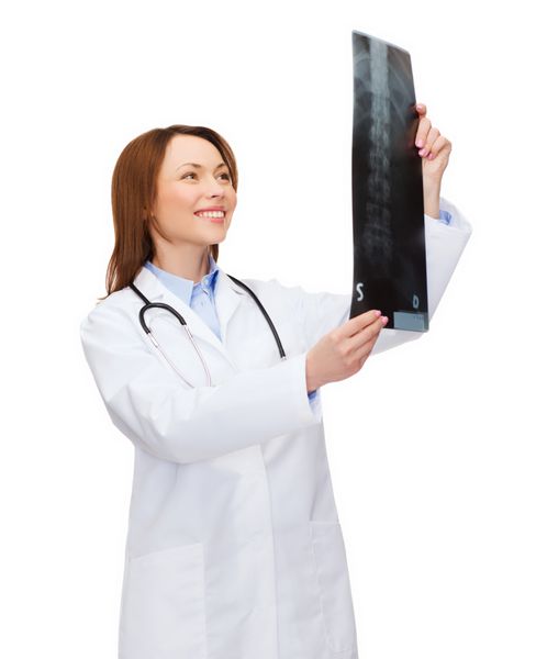 مفهوم مراقبت های بهداشتی پزشکی و رادیولوژی - پزشک زن خندان با گوشی پزشکی که به اشعه ایکس نگاه می کند